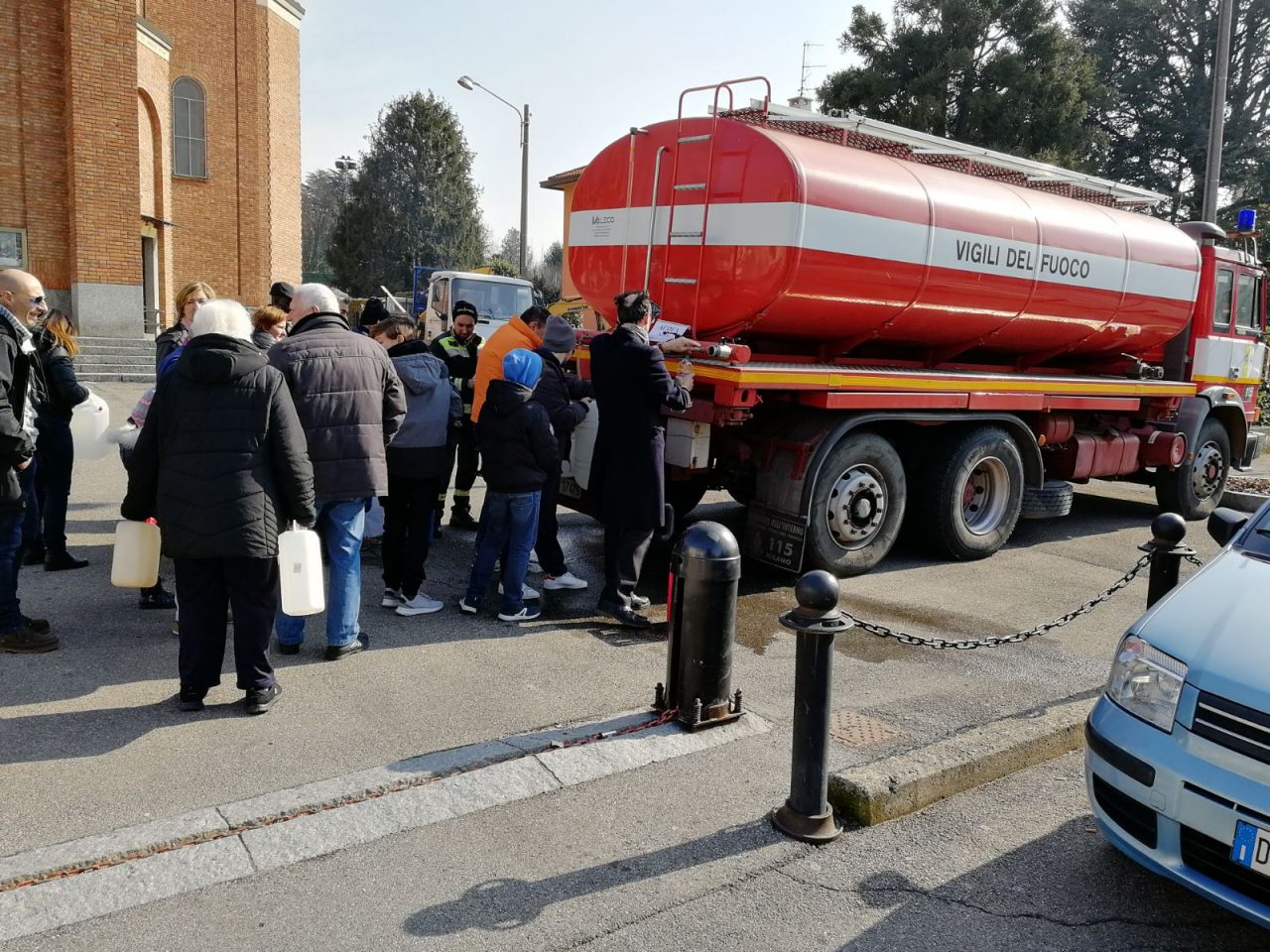 Per l’emergenza idrica anche i Vigili del Fuoco distribuiscono acqua in città FOTO