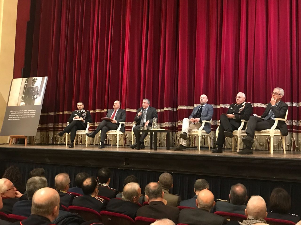 Generale Dalla Chiesa protagonista in una presentazione al Teatro Sociale
