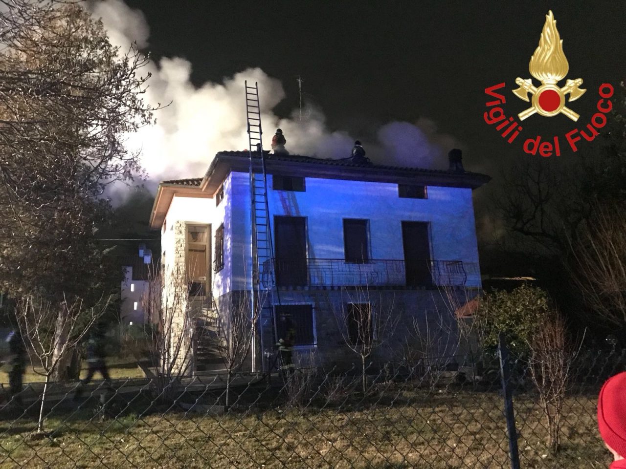 Incendio tetto a Bizzarone FOTO e VIDEO