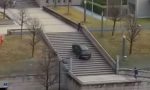 Sale con l’auto le scale dell’ospedale di Lecco VIDEO