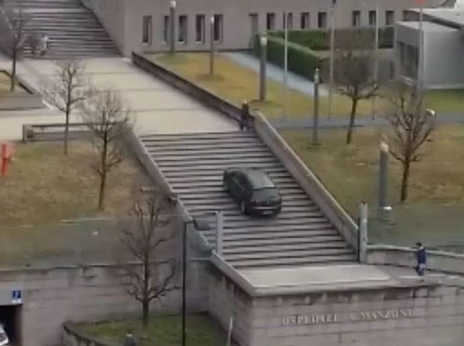 Sale con l’auto le scale dell’ospedale di Lecco VIDEO