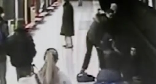 Bimbo salvato sui binari della metro VIDEO
