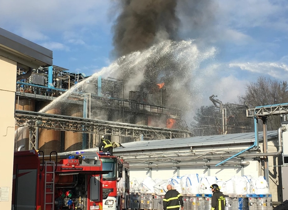 Azienda in fiamme: la paura dei vicini