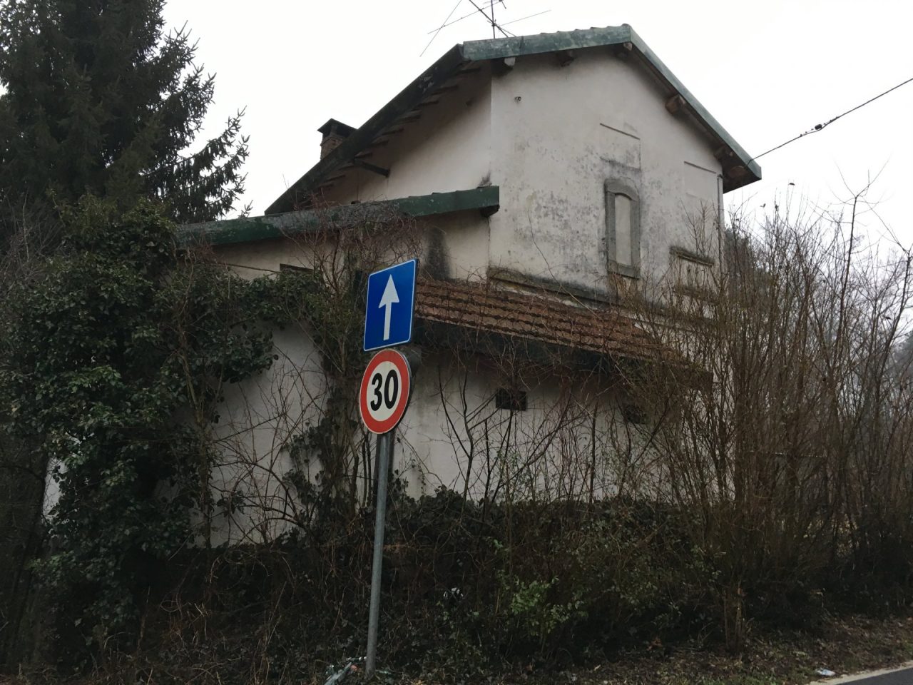 Casello occupato abusivamente ad Olgiate
