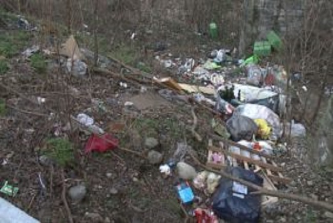 Il Codacons denuncia: “Discarica a cielo aperto a Como”