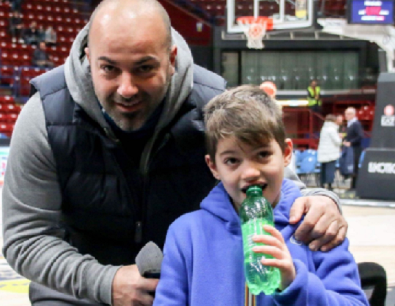 Chiude il negozio per assistere alla partita del figlio