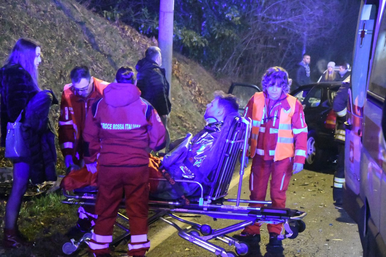 Schianto spaventoso nella notte. Il VIDEO dei feriti