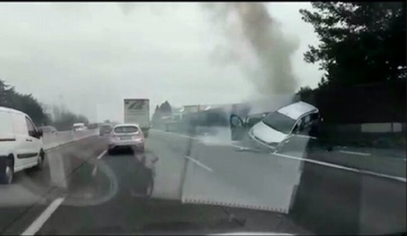 Incidente sull’A8 auto in fiamme VIDEO