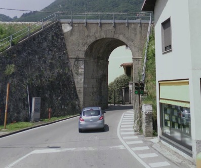 Strada chiusa: sottopasso ferroviario inaccessibile