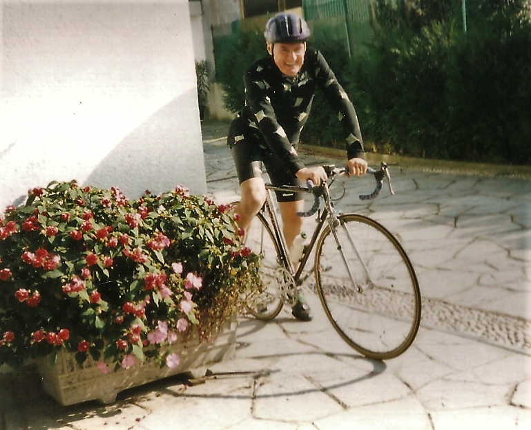Ciclista a 90 anni pedala 50 chilometri al giorno