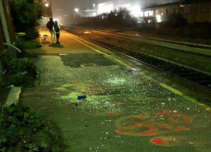 Degrado stazione bivacco sulla banchina del treno