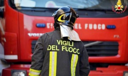 Incendio a Como in via Quasimodo: a fuoco il vano ascensore di un condominio
