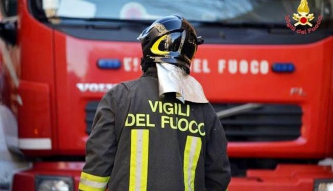 Auto prende fuoco: paura per una donna