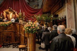 Basilica di Como: esposizione del Crocifisso