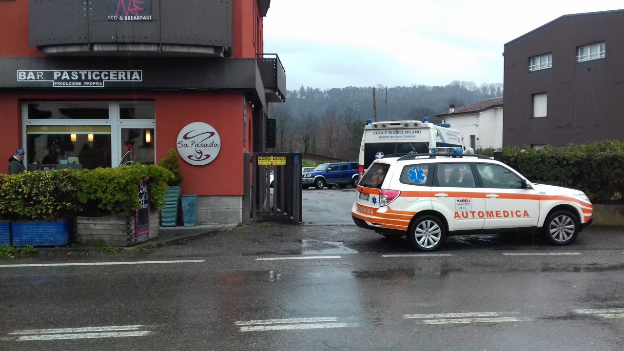 Paura Cantù Asnago barista cade e batte la testa