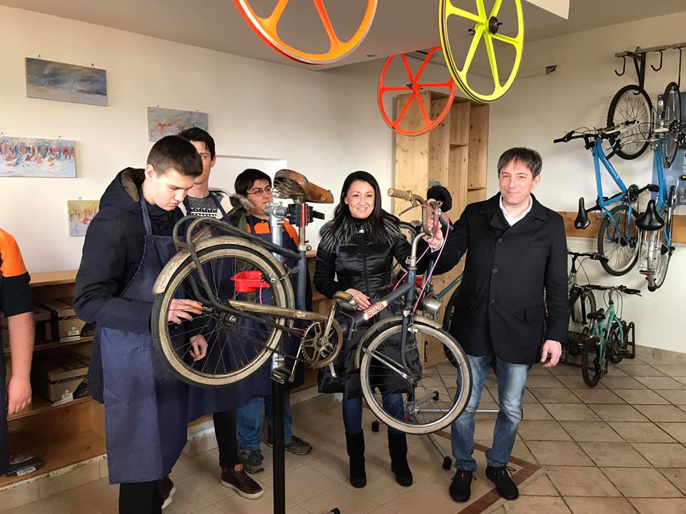 Nasce il laboratorio per imparare a riparare le bici alla velostazione di Inverigo