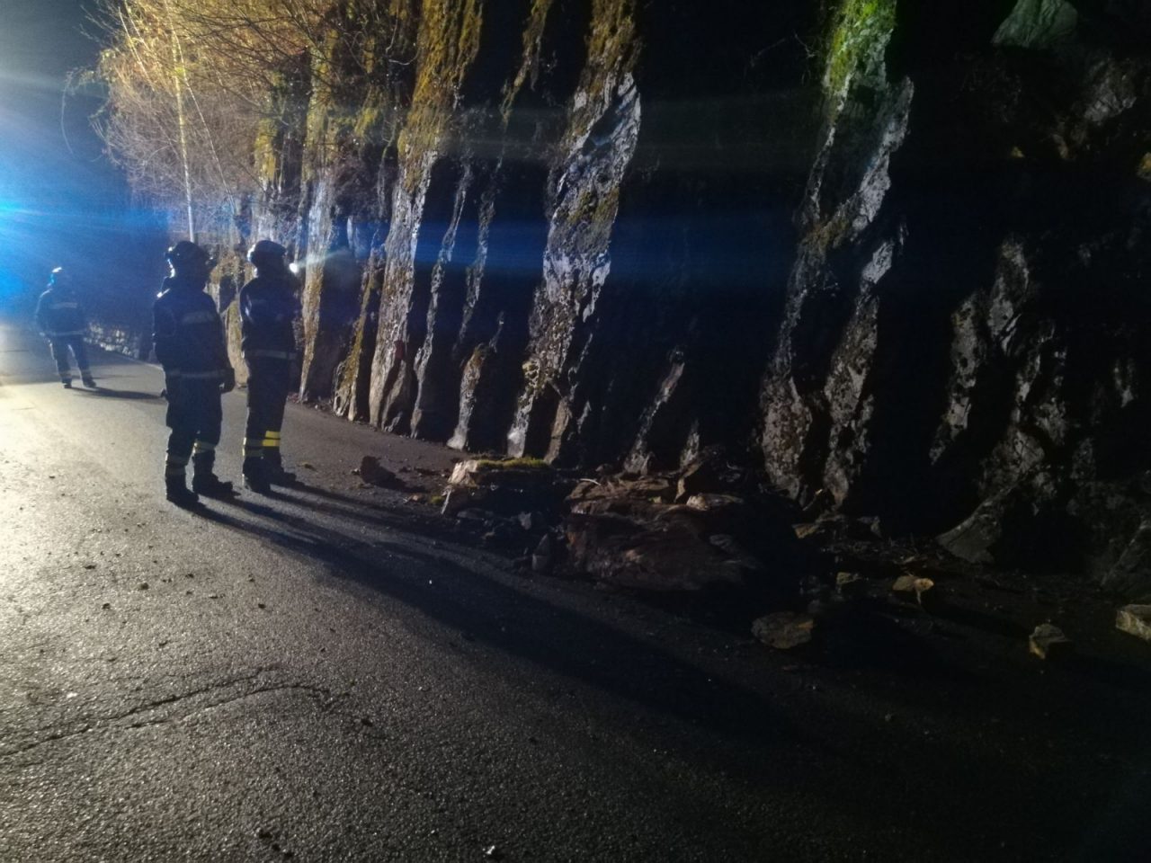Frana a Osteno massi sulla strada