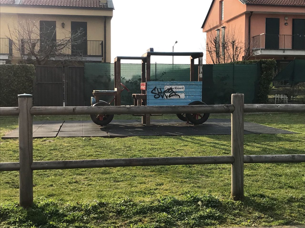 Cade al parco giochi bimbo in ospedale