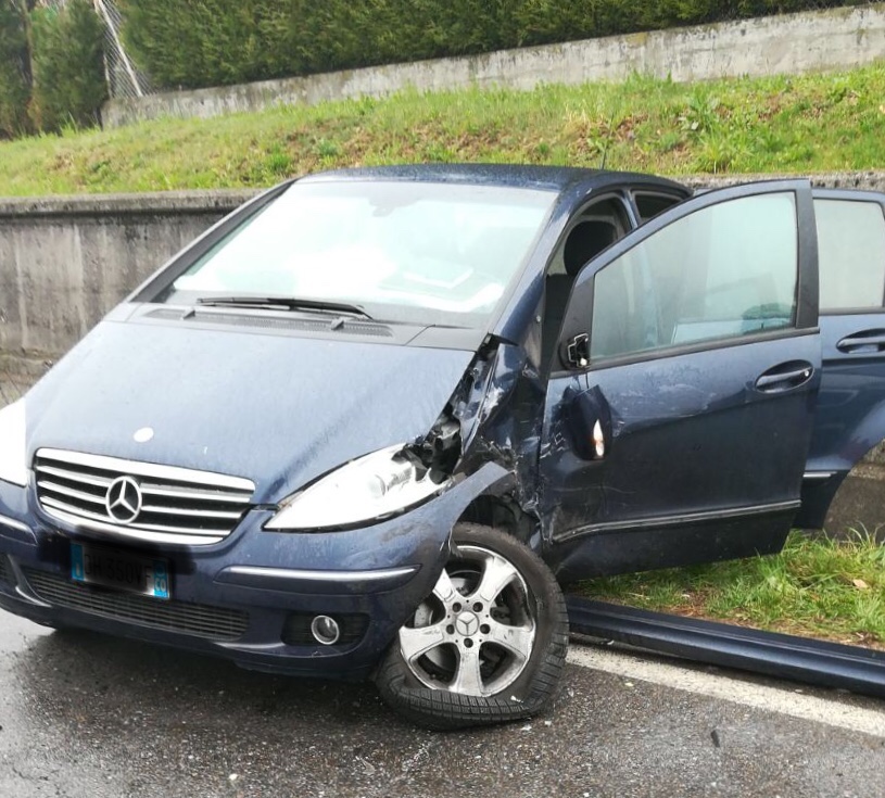Scontro tra auto due feriti