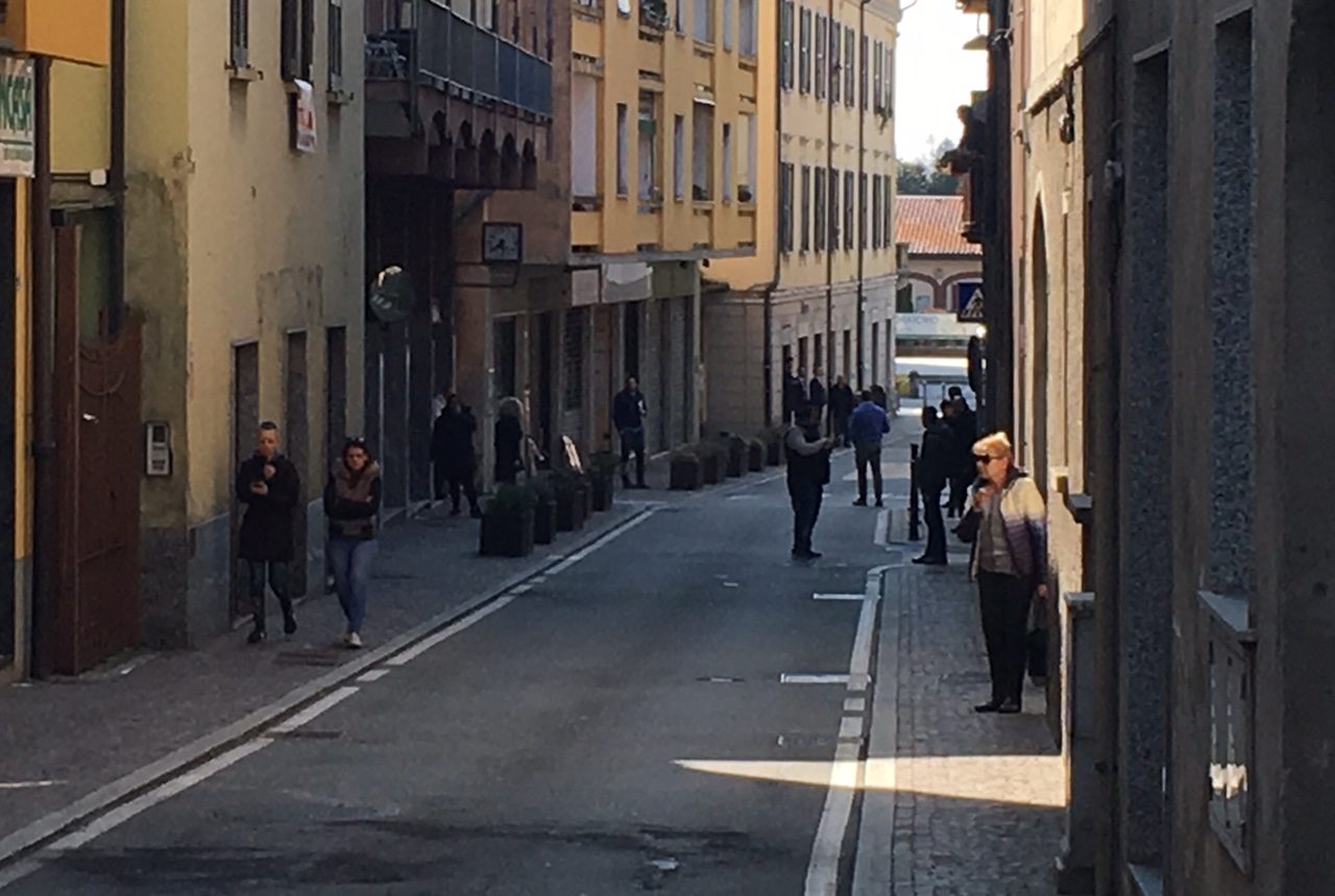 Due forti esplosioni avvertite in Lombardia | BOOM SONICO panico sui social e scuole evacuate