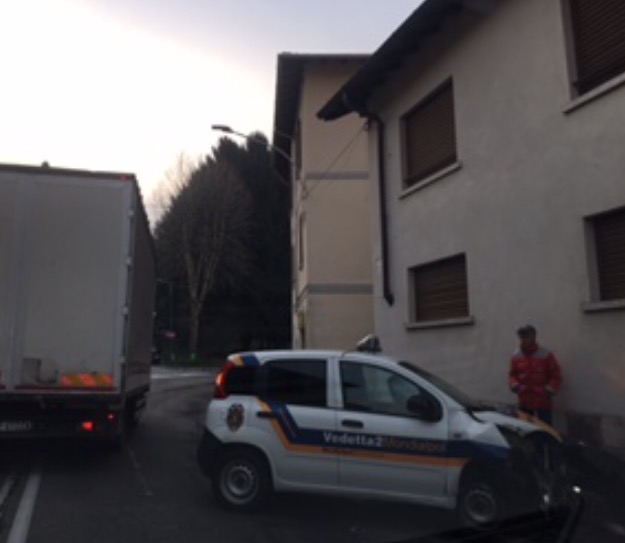 Auto vedetta fuori strada contro i paletti proteggi pedoni