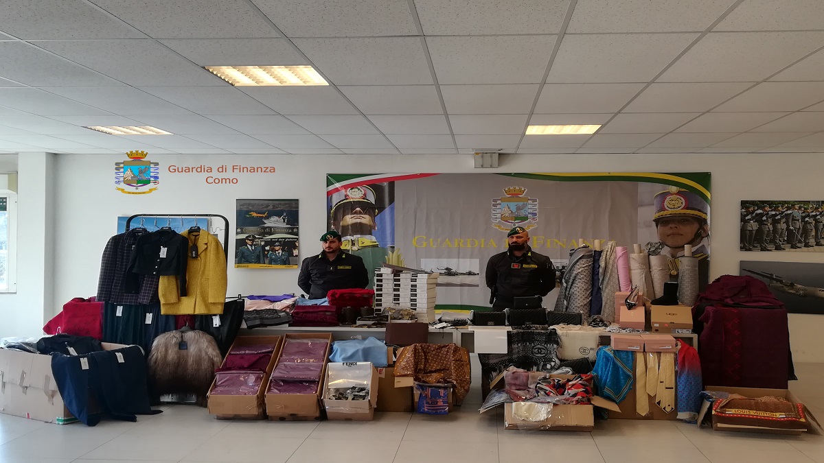Fabbricavano merce contraffatta sequestrati 5mila capi d’abbigliamento