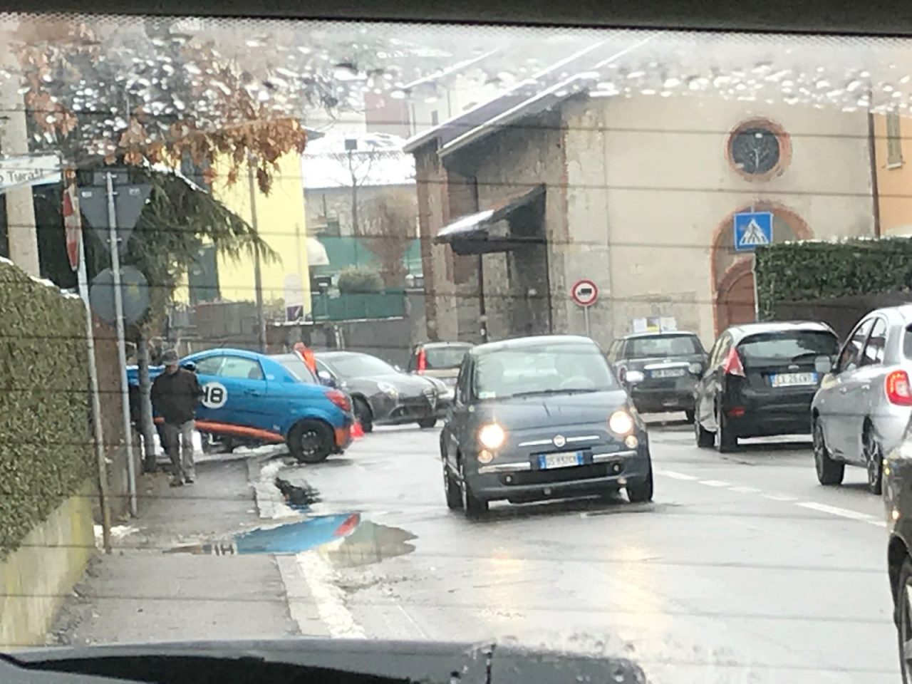 Incidente Cantù auto in bilico FOTO