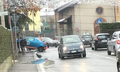 Incidente Cantù auto in bilico FOTO