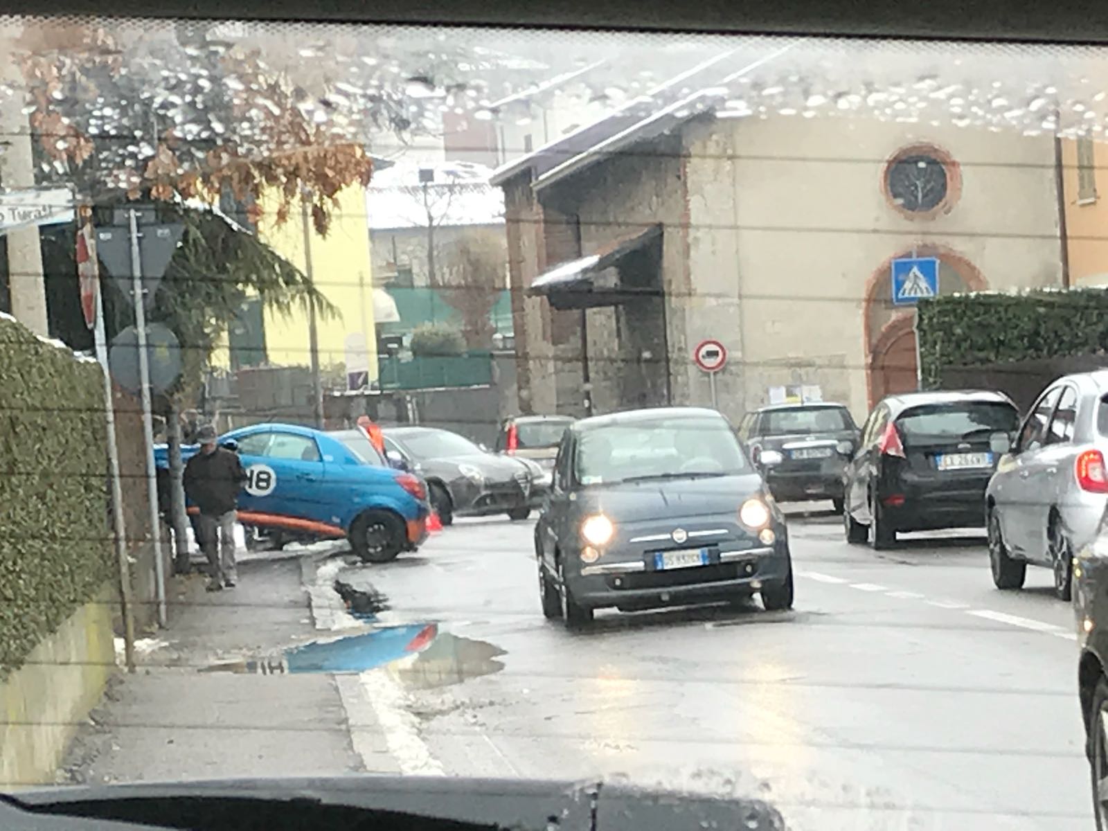 Incidente Cantù auto in bilico FOTO Prima Como