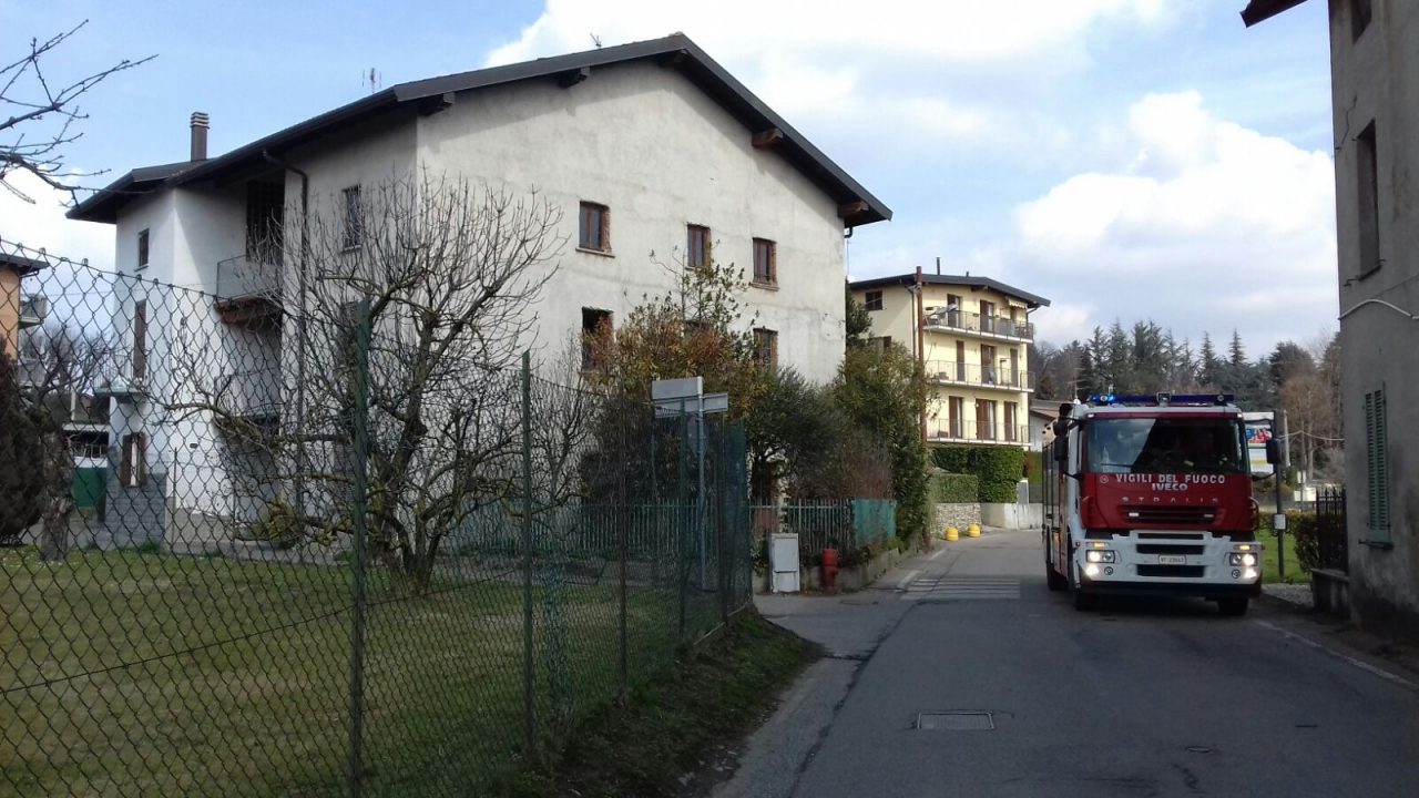 Bambino chiuso in casa arrivano i Vigili del fuoco