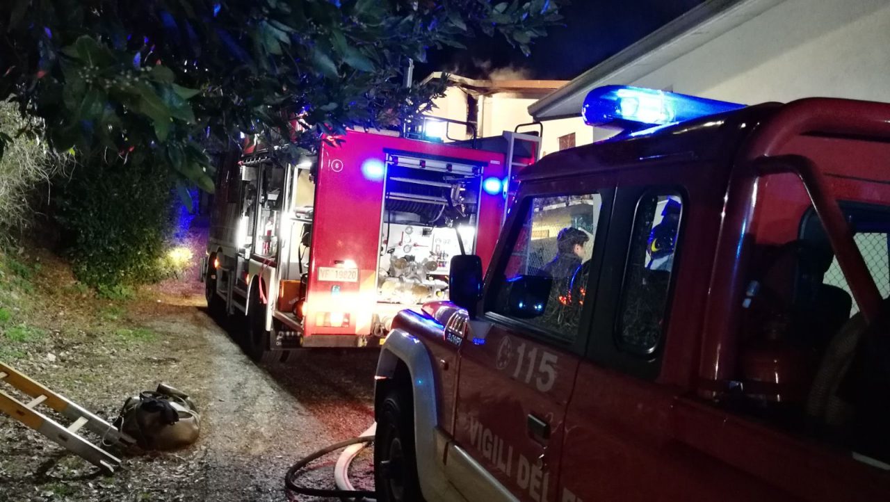 Incendio Como brucia il tetto di una palazzina FOTO