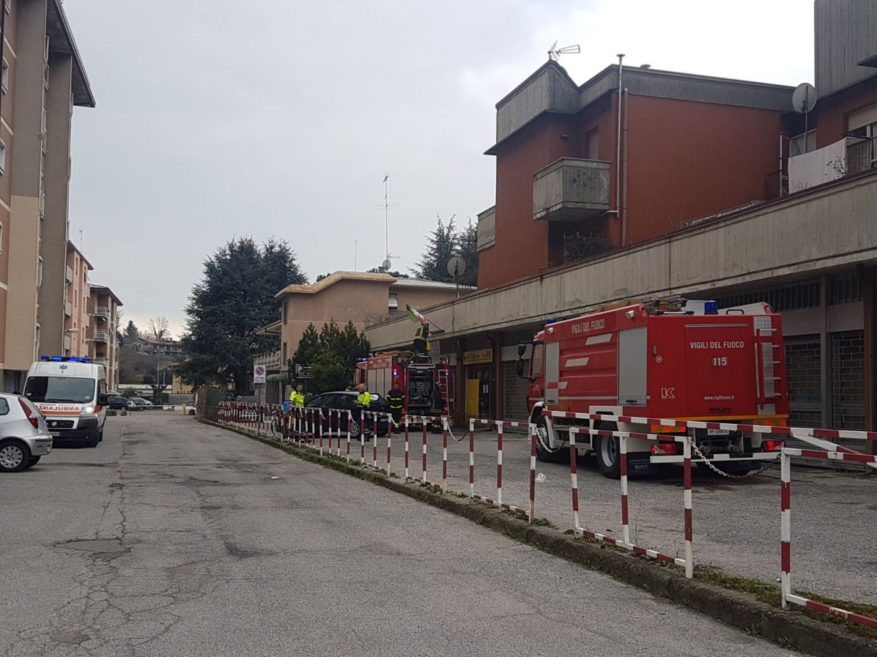 Vigili del fuoco in azione a Ponte lambro