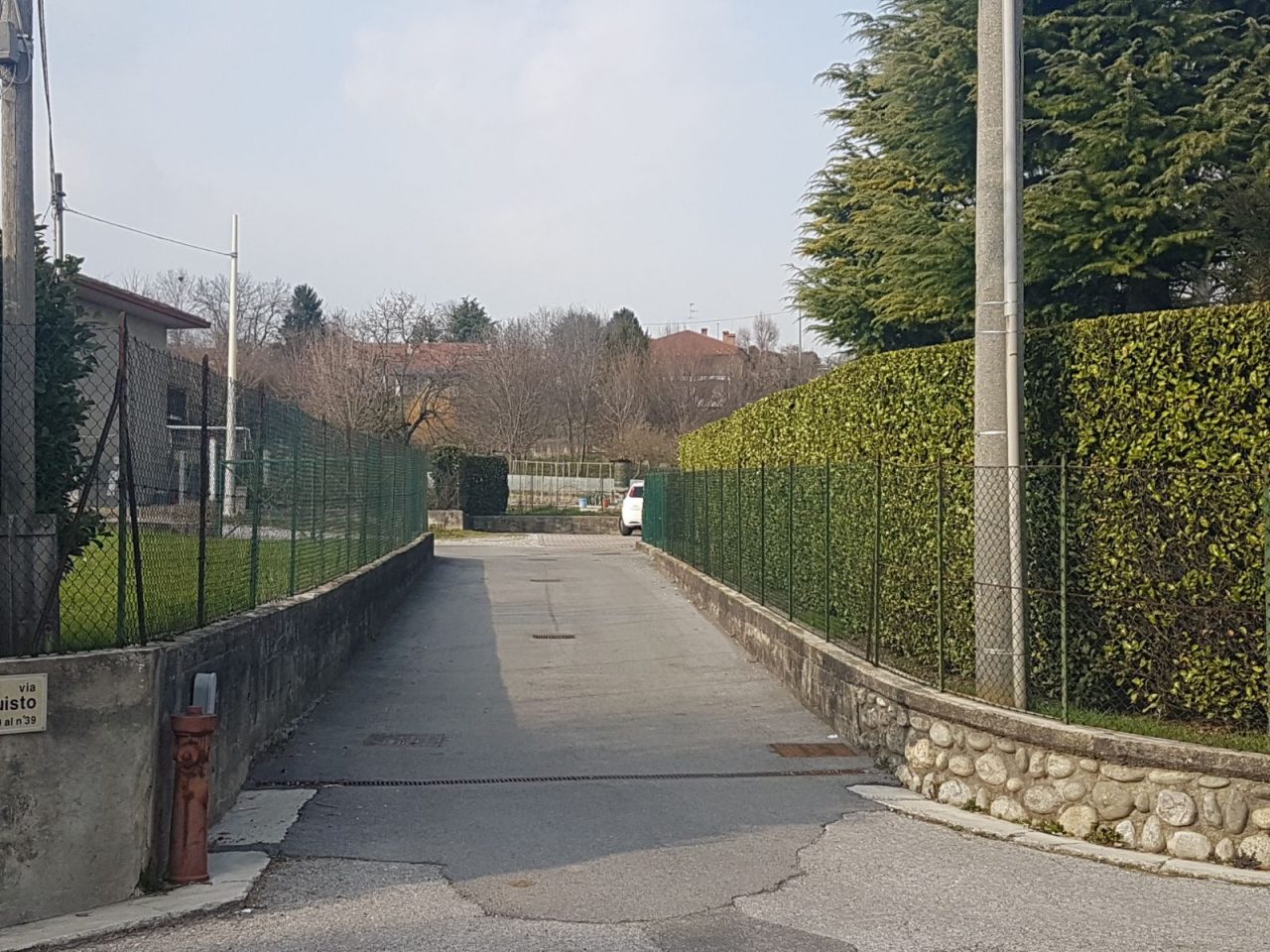 Fuori strada con l’auto incidente a Rogeno