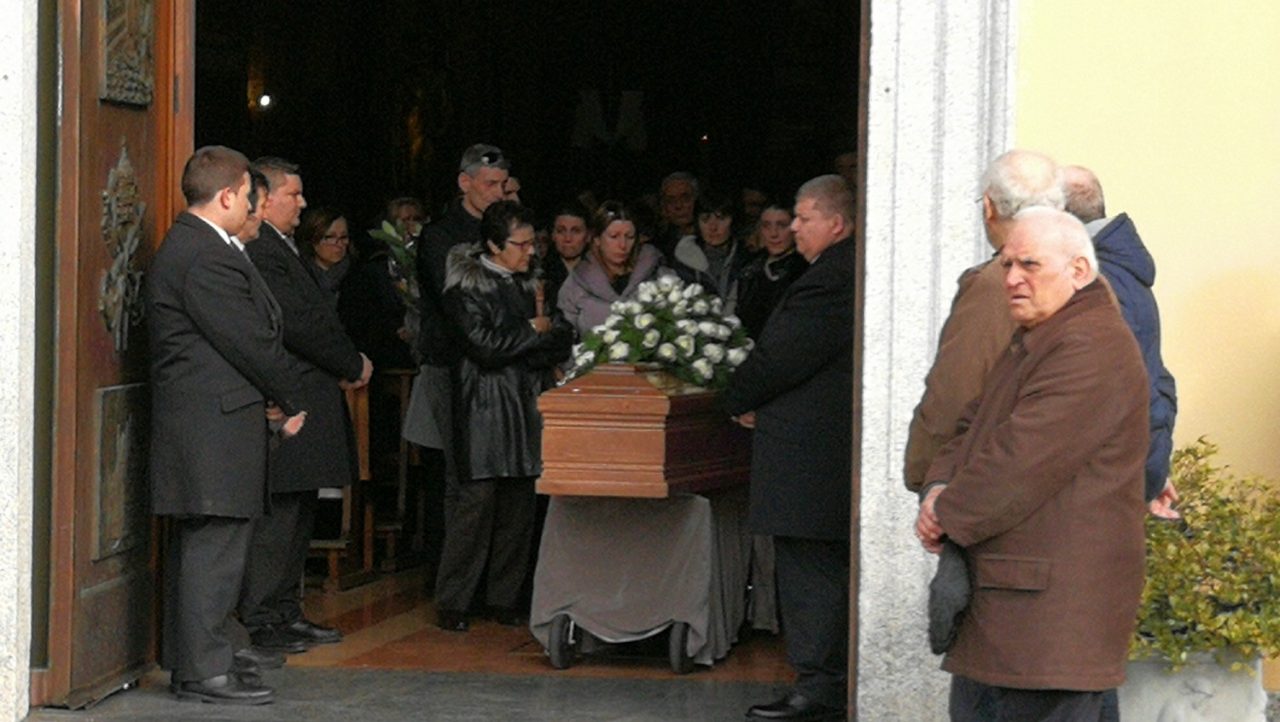 Omicidio Cantù i funerali di Giovanni Volpe: “Solo un mese fa si era confessato qui con Luca” FOTO E VIDEO