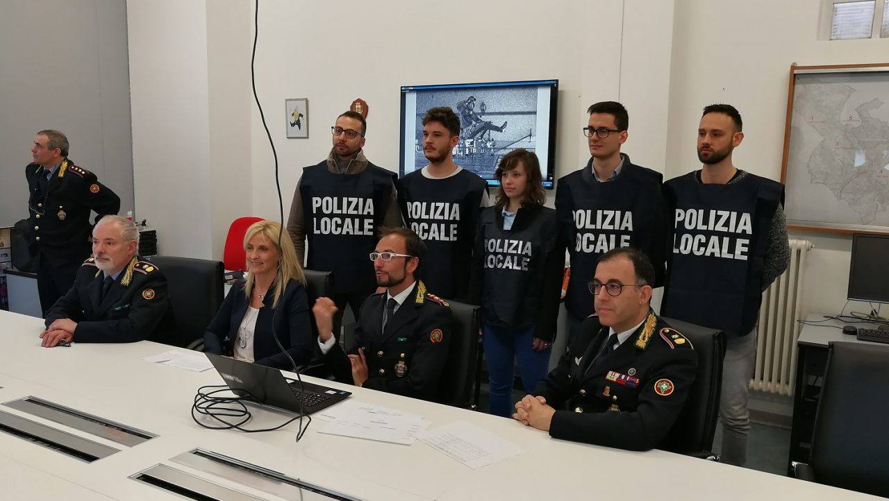 Cinque nuovi e giovanissimi agenti in forza alla Polizia locale di Como FOTO
