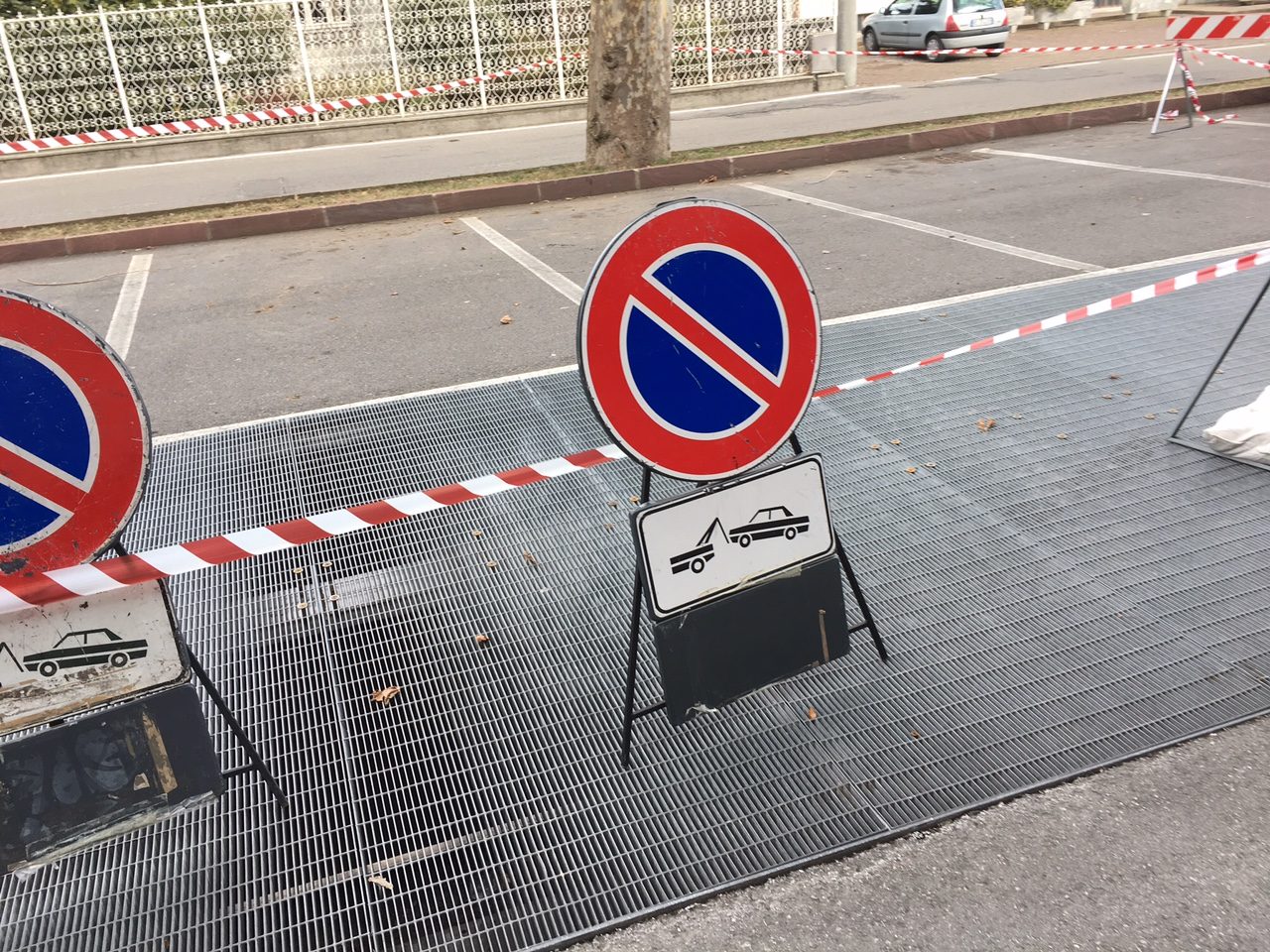Posteggi senza pace “guasti”, in vendita o circondati da sosta selvaggia