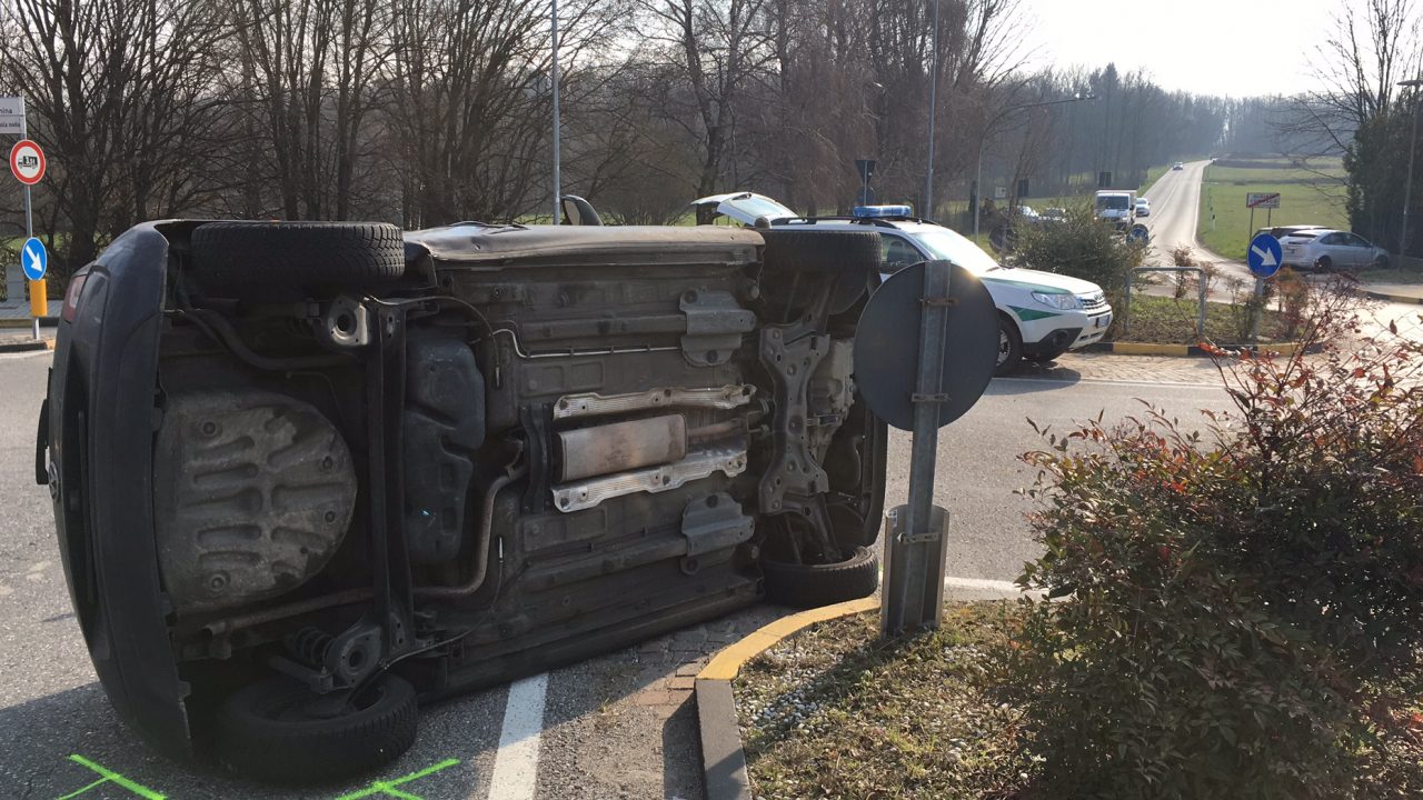Auto ribaltata miracolato esce illeso