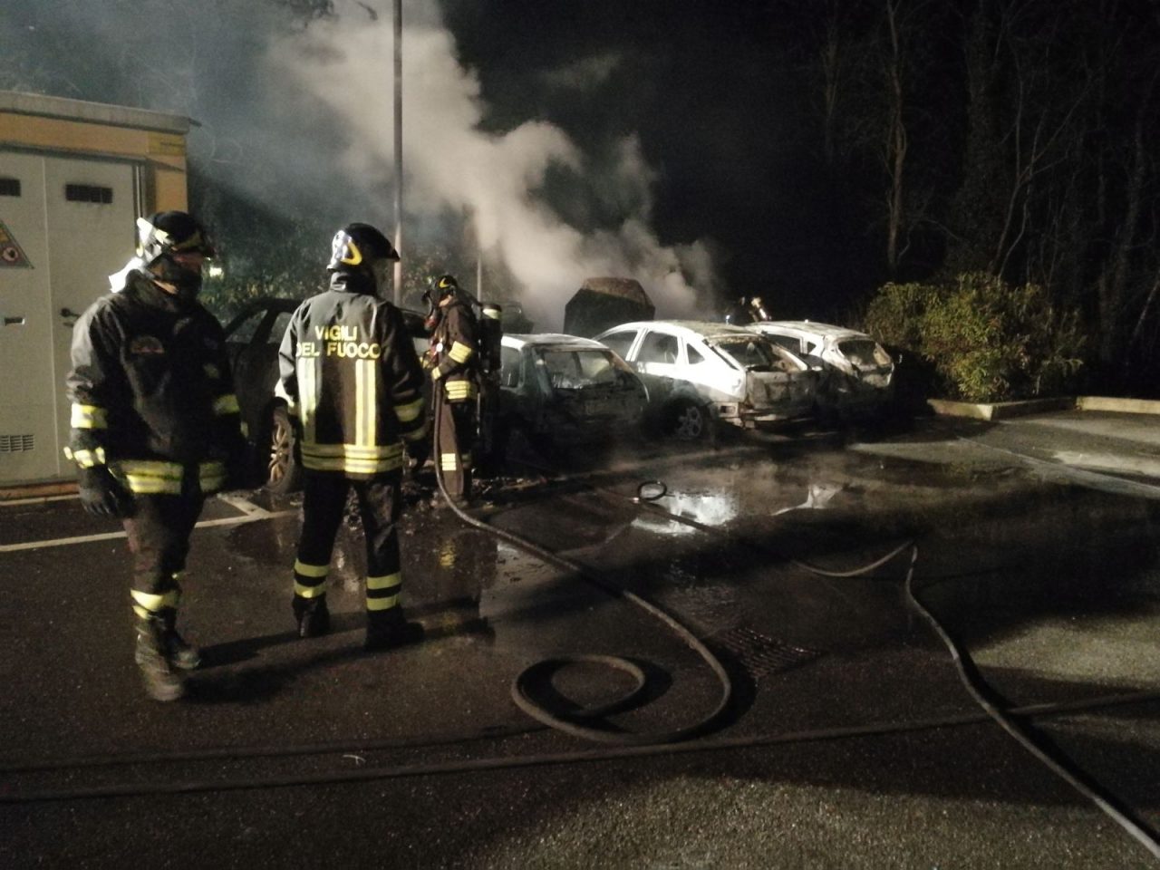 Incendio nel parcheggio quattro auto distrutte