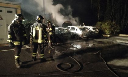 Incendio nel parcheggio quattro auto distrutte