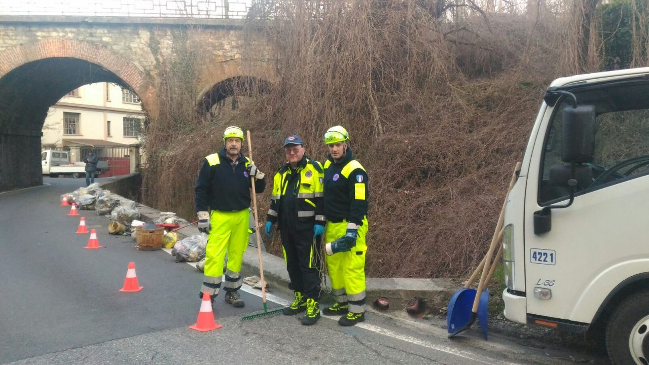 Protezione civile ripulisce la cunetta di via dei Mulini FOTO