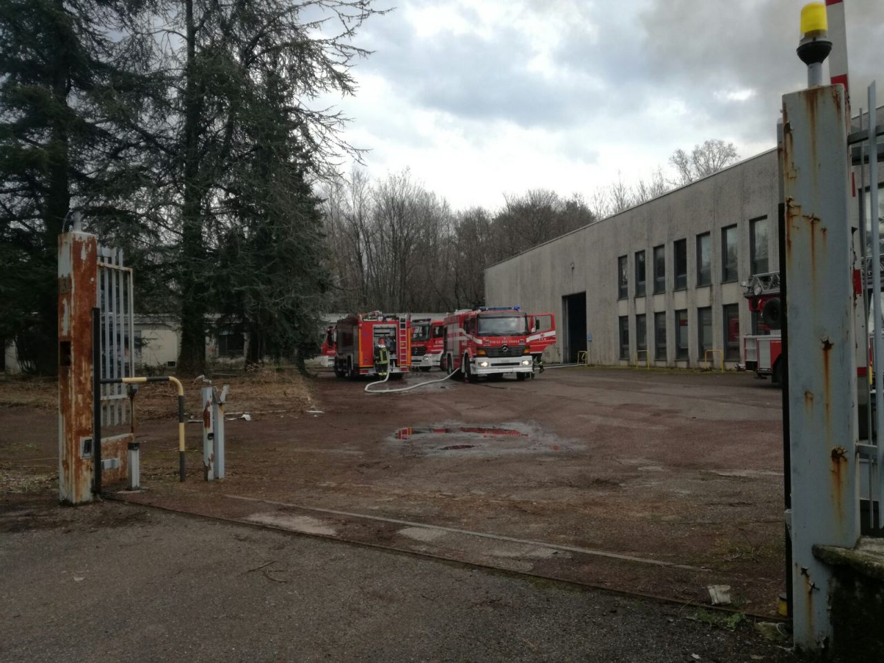 Incendio ex Walter, il Comune di Oltrona: “Nessuna contaminazione nell’aria”