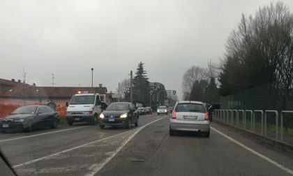 Incidente a Bregnano si scontrano due auto