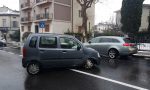 Erba Va a sbattere contro un'auto parcheggiata in pieno centro