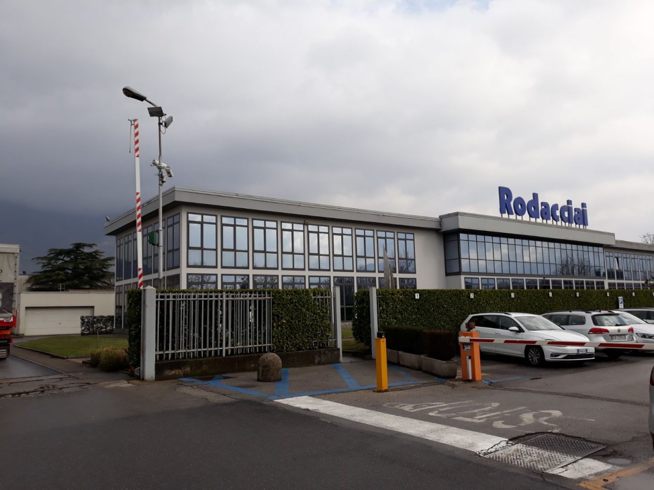 Infortunio sul lavoro a Bosisio Parini, grave un giovane
