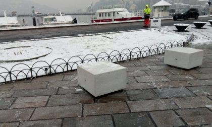 La neve non ferma i lavori in piazza Cavour a Como