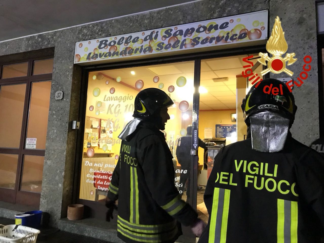 Asciugatrice in fiamme: paura in una lavanderia self service FOTO