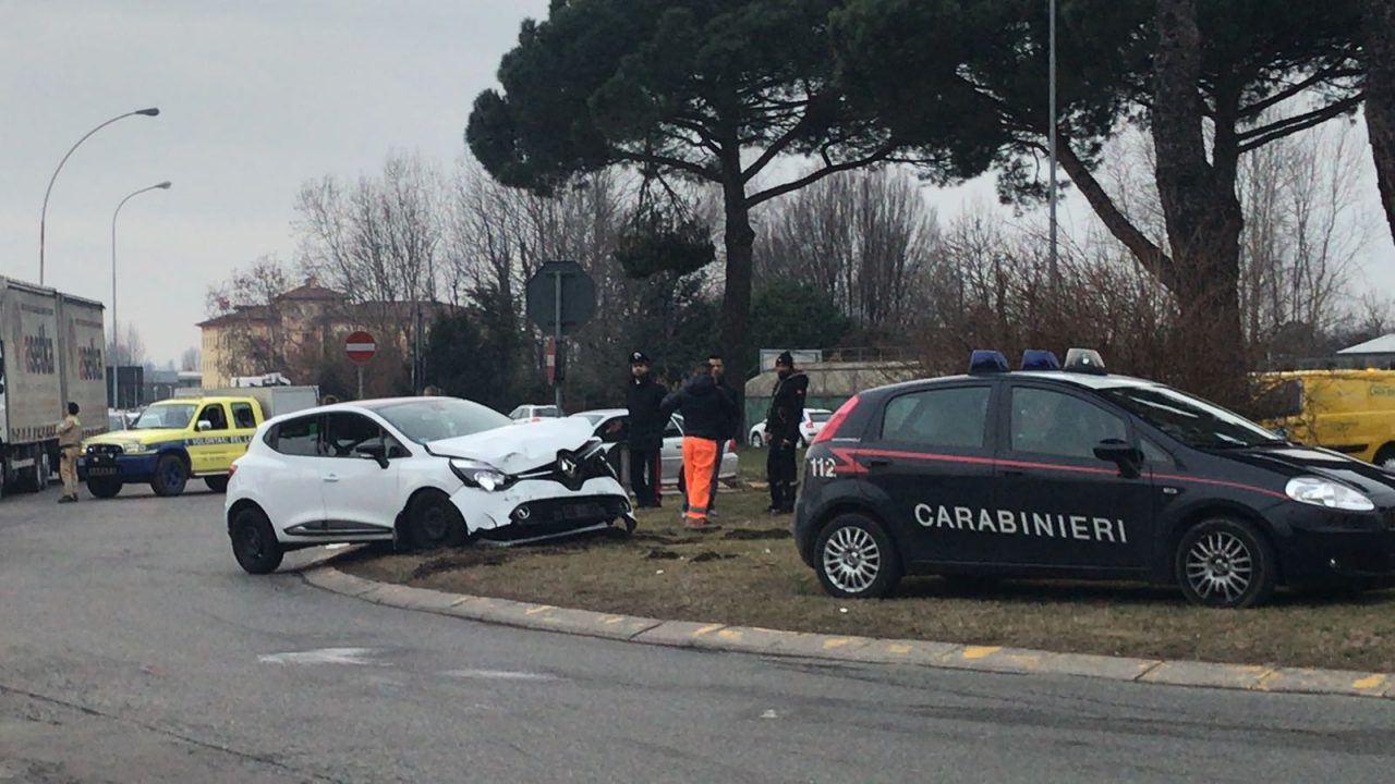 Ancora un incidente a Grandate alla rotonda dell’Iper FOTO