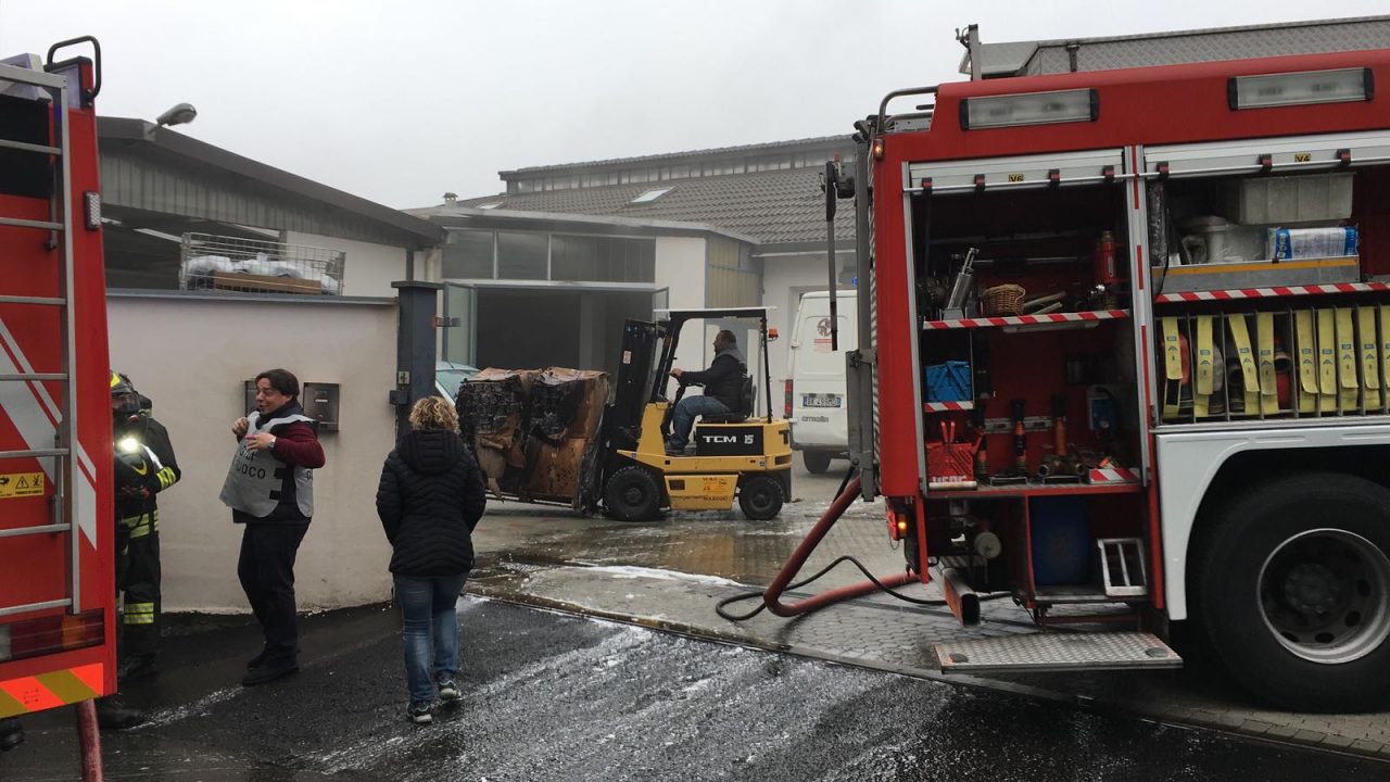 Fiamme in un’azienda luratese: un uomo intossicato FOTO e VIDEO