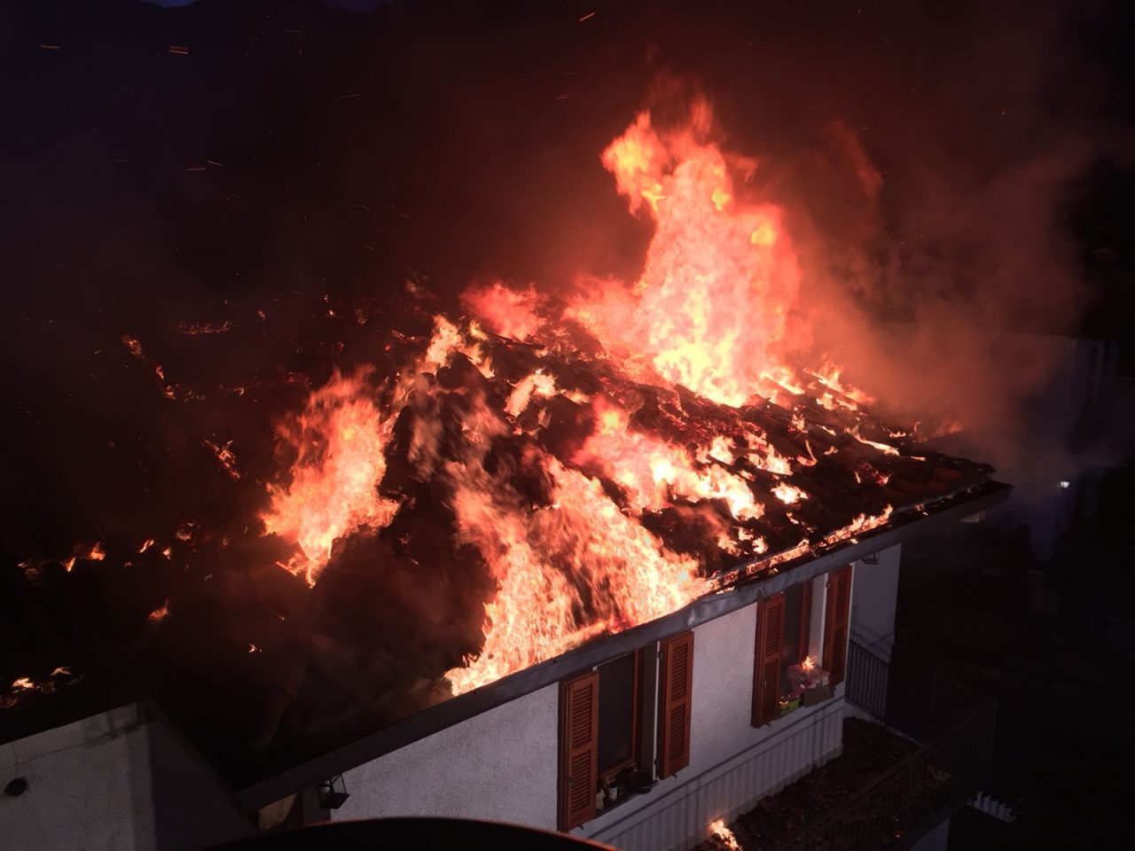 Impressionante incendio a Carlazzo: brucia una casa FOTO E VIDEO