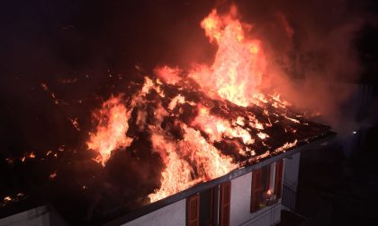 Impressionante incendio a Carlazzo: brucia una casa FOTO E VIDEO